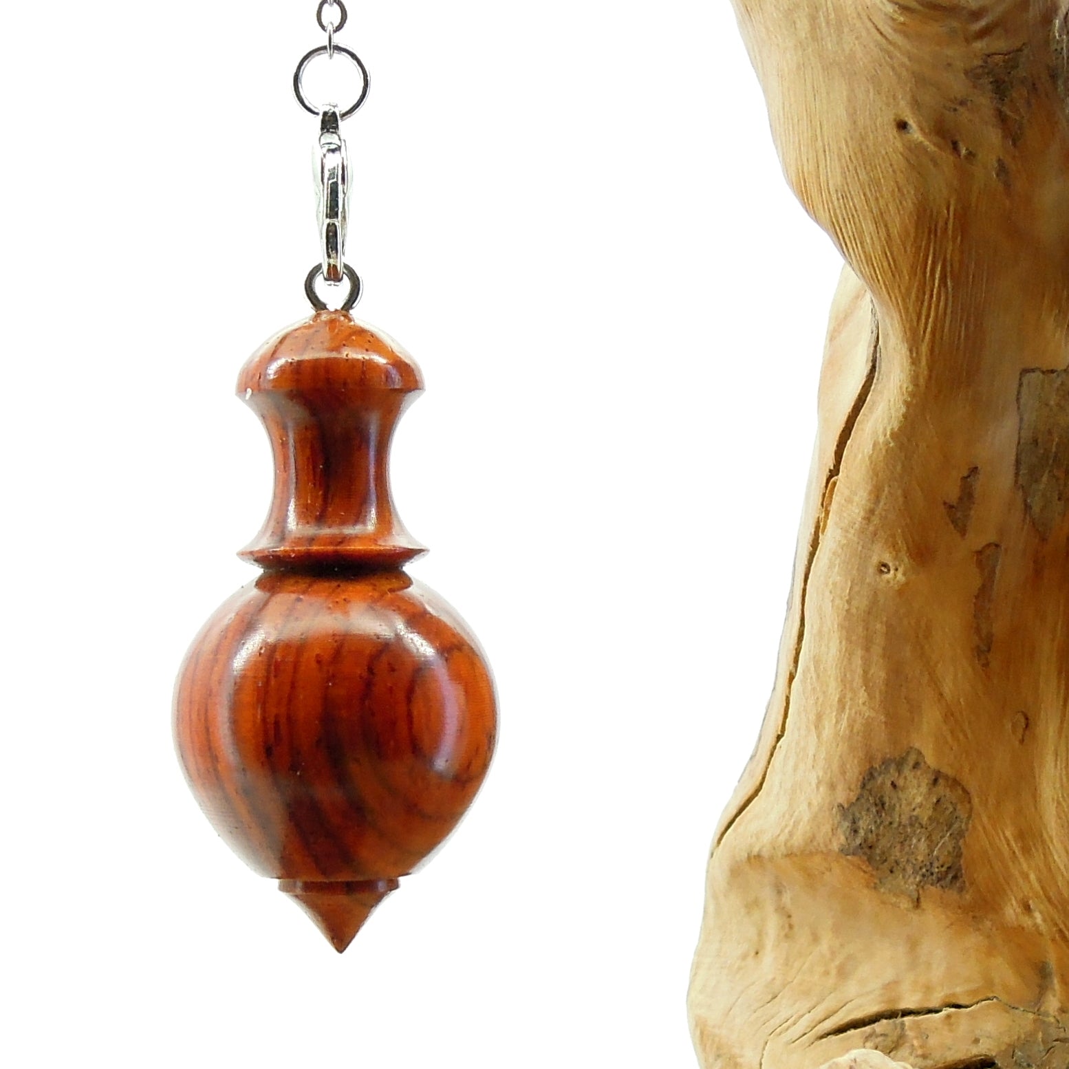 Pendule artisanal de radiesthésie en cocobolo avec chainette.