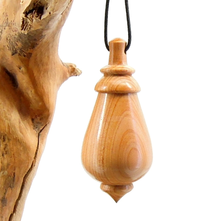 Pendule artisanal de radiesthésie en if avec oeilleton.