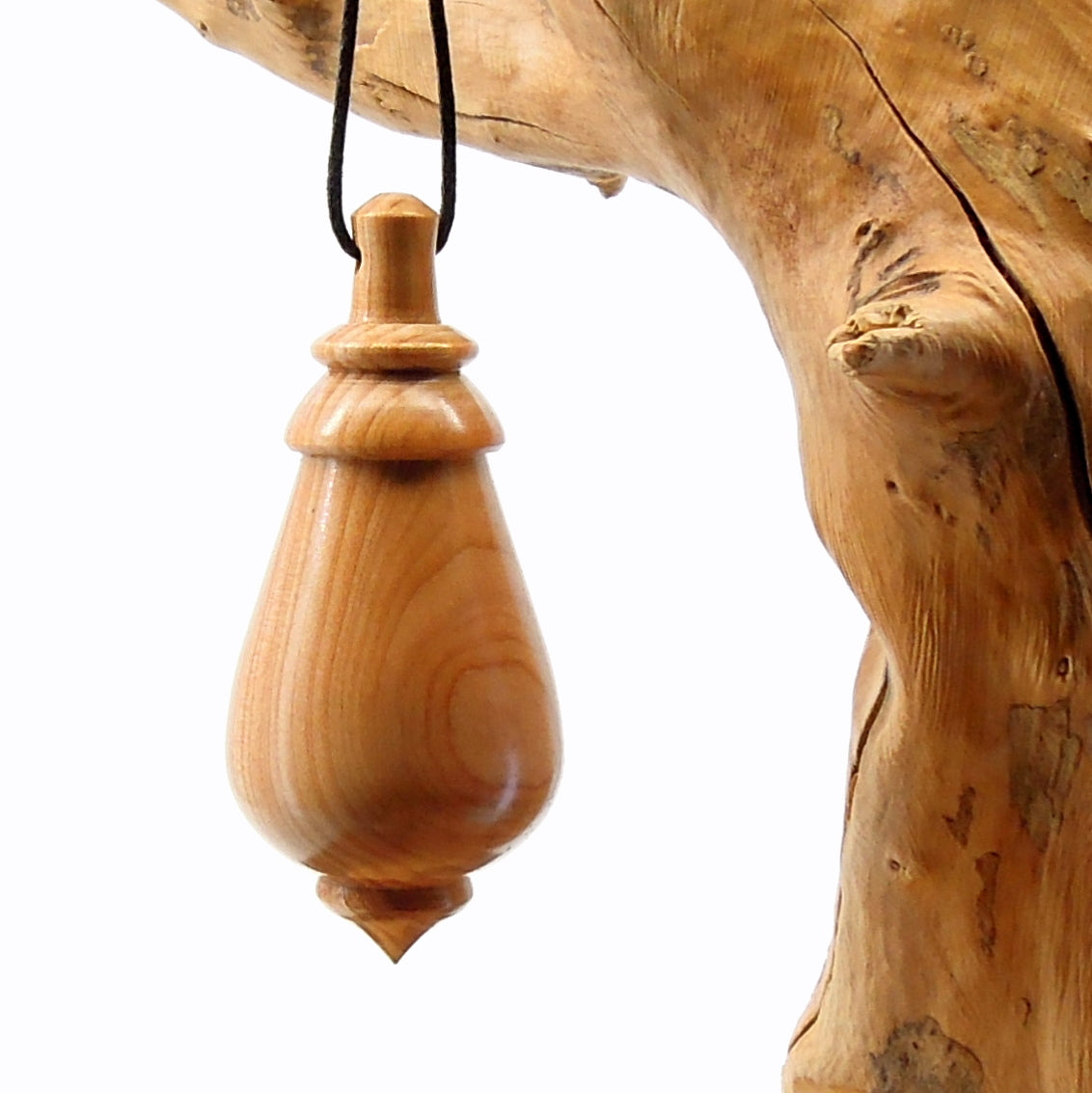 Pendule artisanal de radiesthésie en if avec oeilleton.