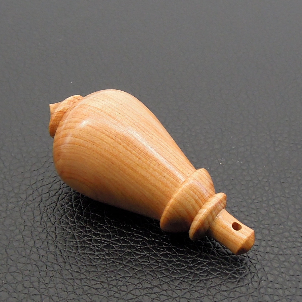 Pendule artisanal de radiesthésie en if avec oeilleton.