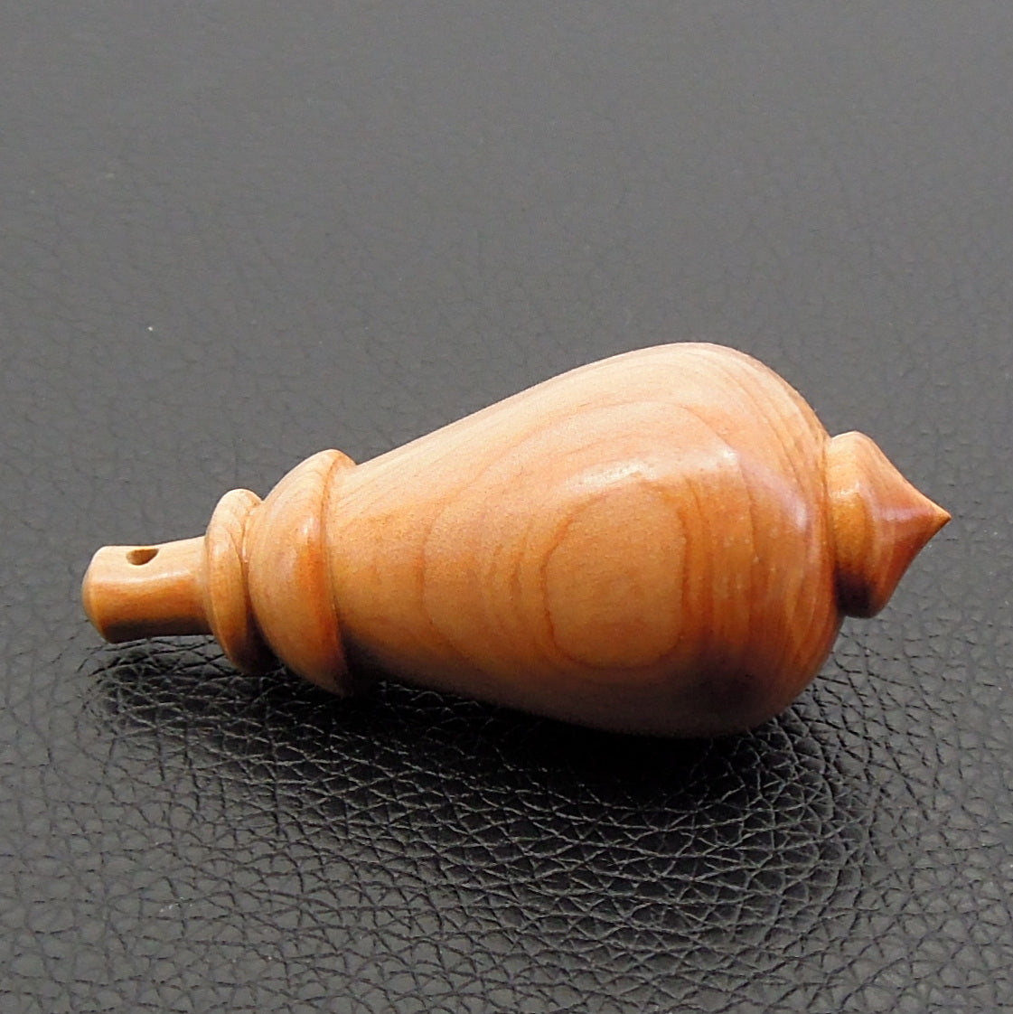 Pendule artisanal de radiesthésie en if avec oeilleton.