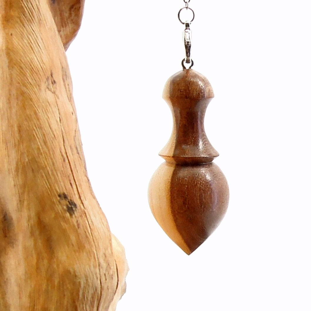 Pendule artisanal de radiesthésie en nerprun avec chainette.