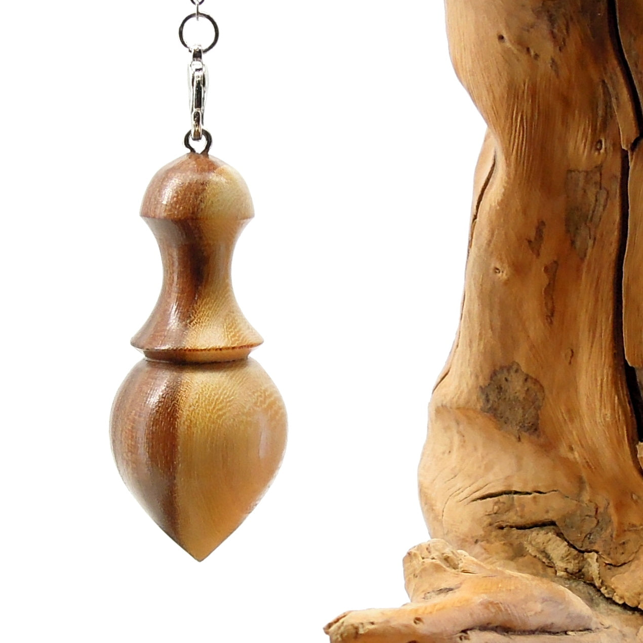 Pendule artisanal de radiesthésie en nerprun avec chainette.
