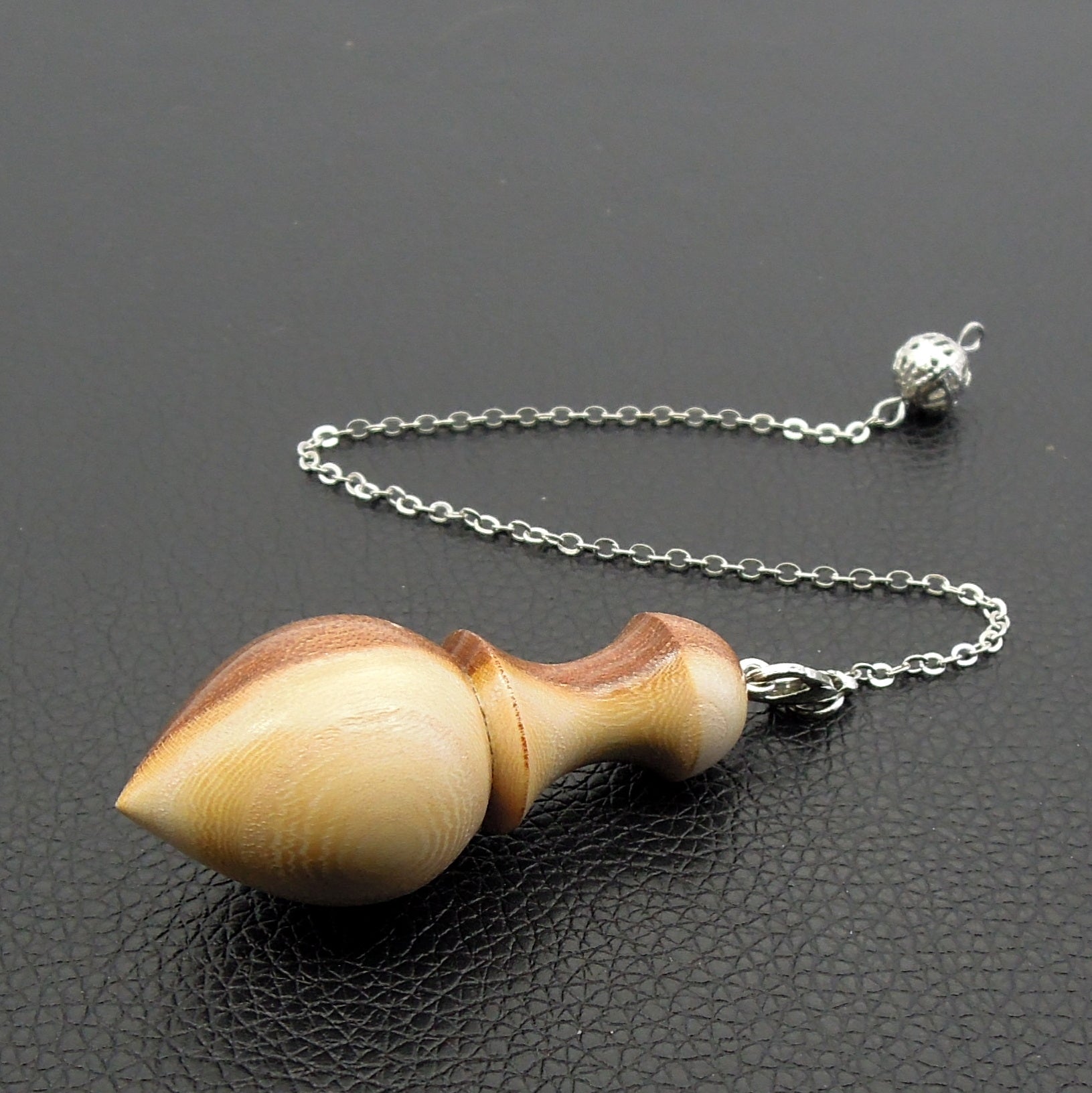 Pendule artisanal de radiesthésie en nerprun avec chainette.