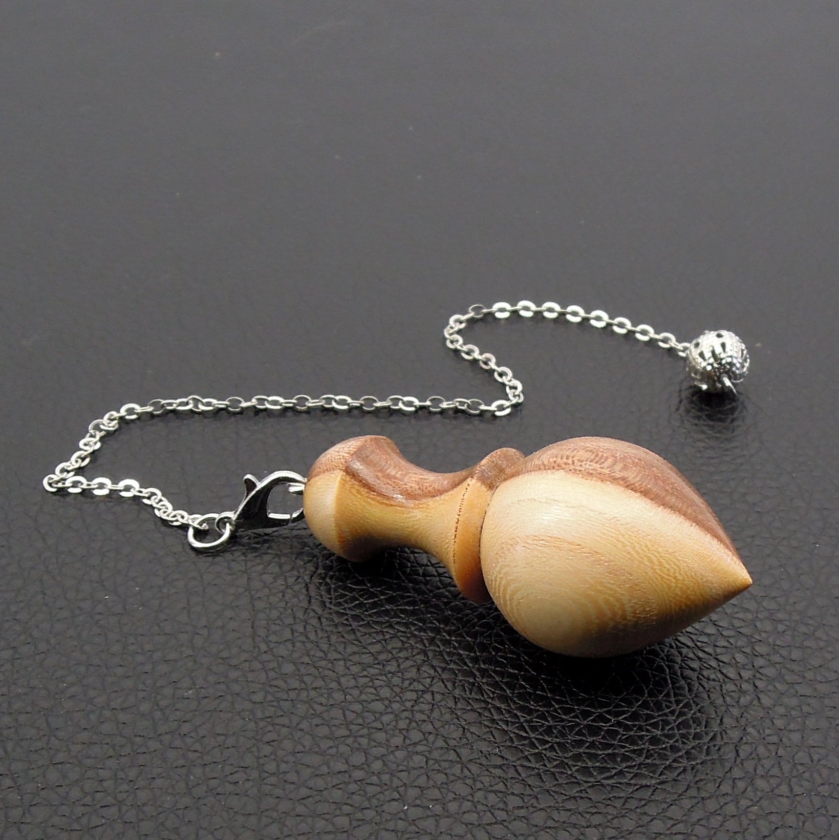Pendule artisanal de radiesthésie en nerprun avec chainette.