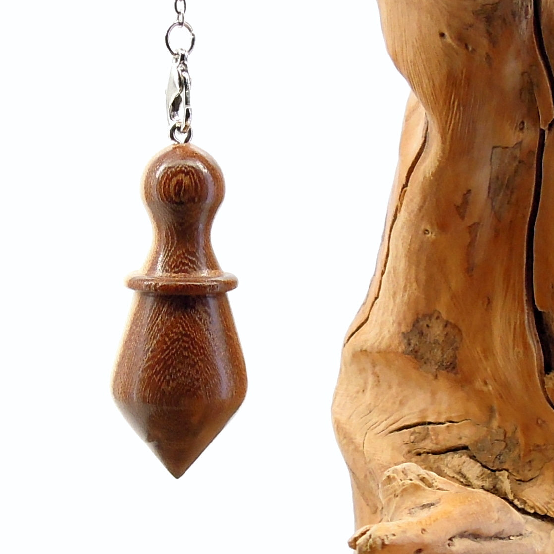 Pendule artisanal de radiesthésie en nerprun avec chainette.