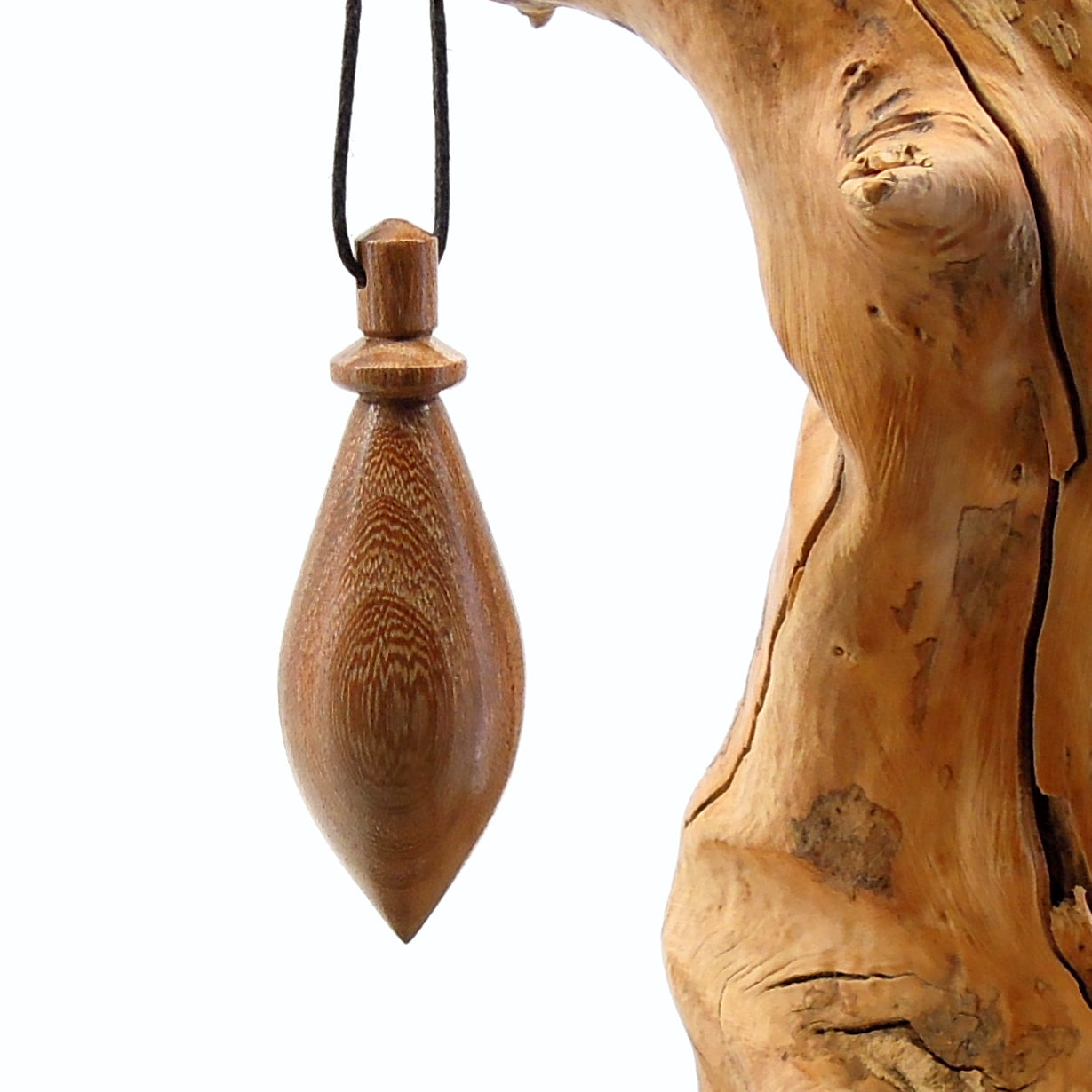 Pendule artisanal de radiesthésie en nerprun avec oeilleton.