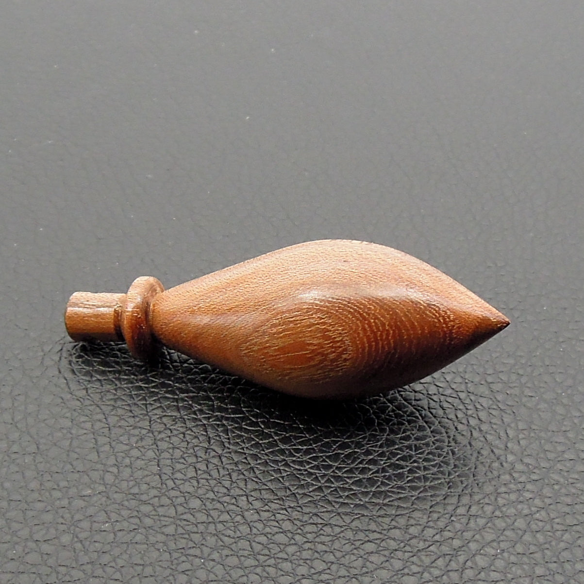 Pendule artisanal de radiesthésie en nerprun avec oeilleton.