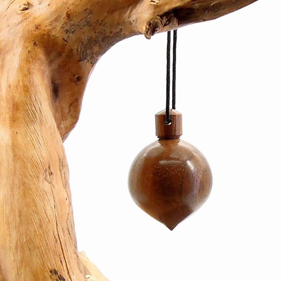 Pendule artisanal de radiesthésie en noyer avec oeilleton.