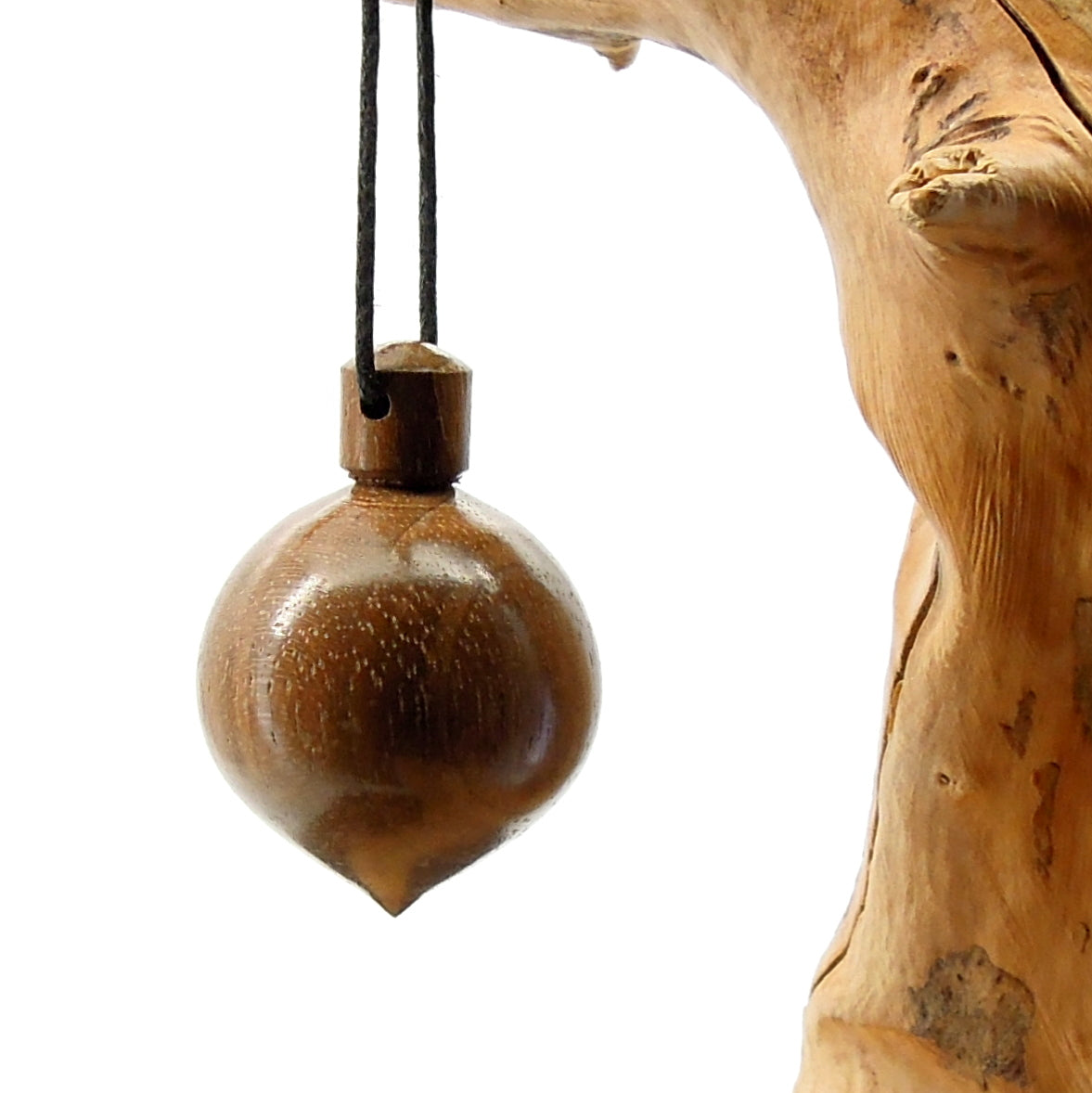 Pendule artisanal de radiesthésie en noyer avec oeilleton.