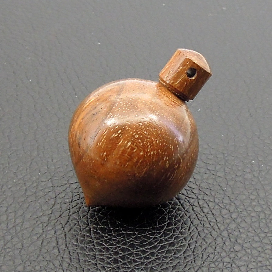 Pendule artisanal de radiesthésie en noyer avec oeilleton.