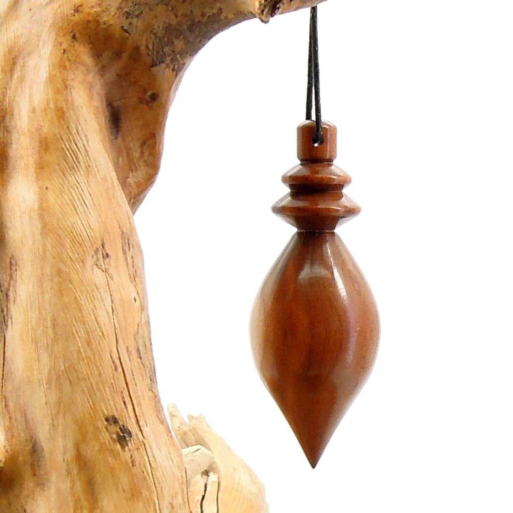Pendule artisanal de radiesthésie lesté en cornouiller avec oeilleton.