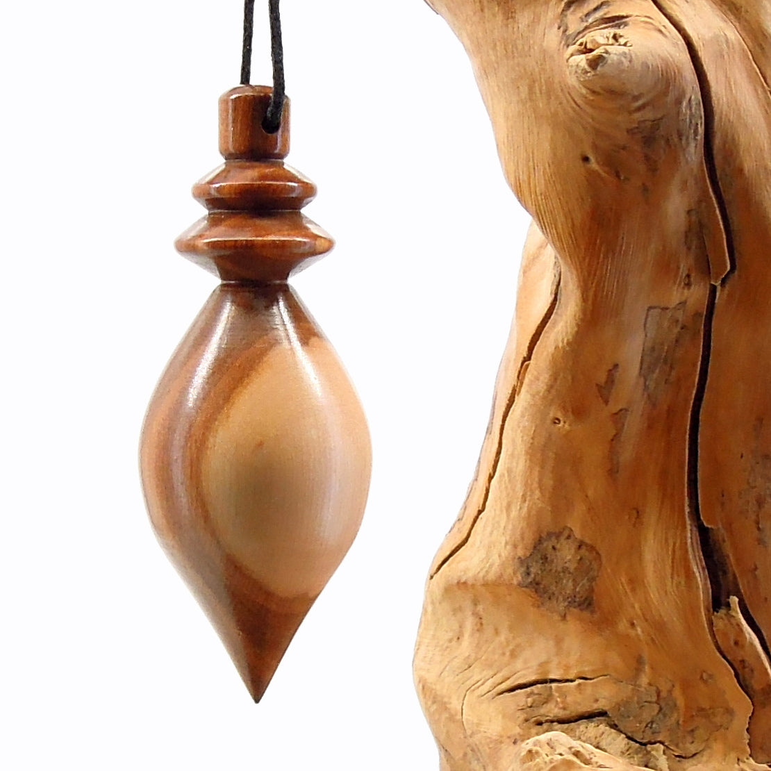 Pendule artisanal de radiesthésie lesté en cornouiller avec oeilleton.