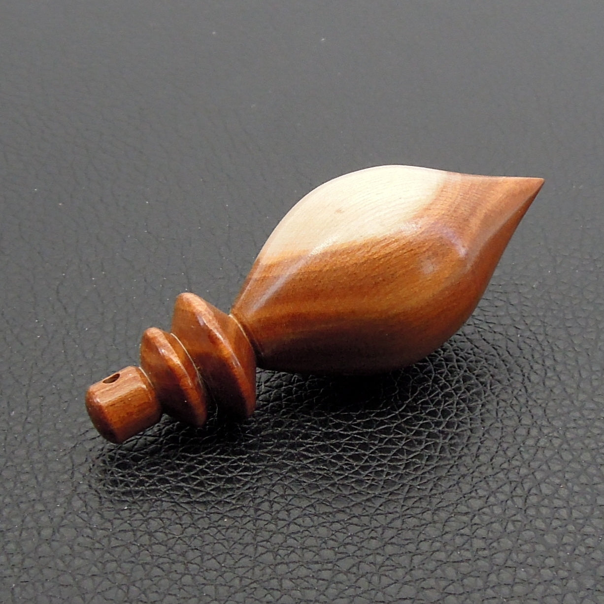 Pendule artisanal de radiesthésie lesté en cornouiller avec oeilleton.