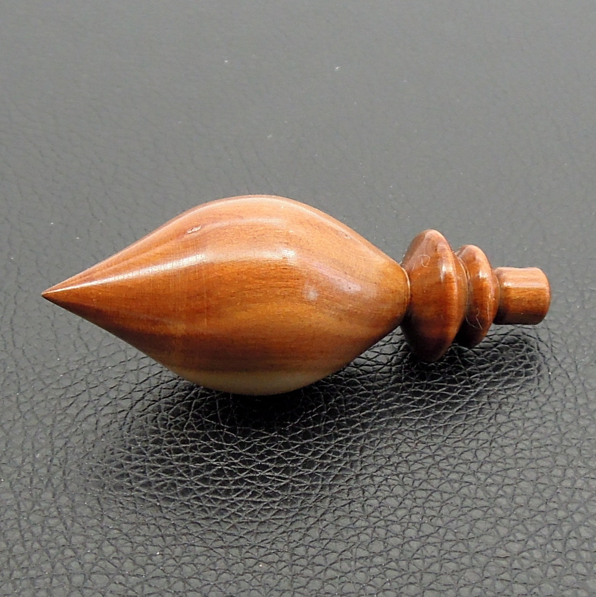 Pendule artisanal de radiesthésie lesté en cornouiller avec oeilleton.