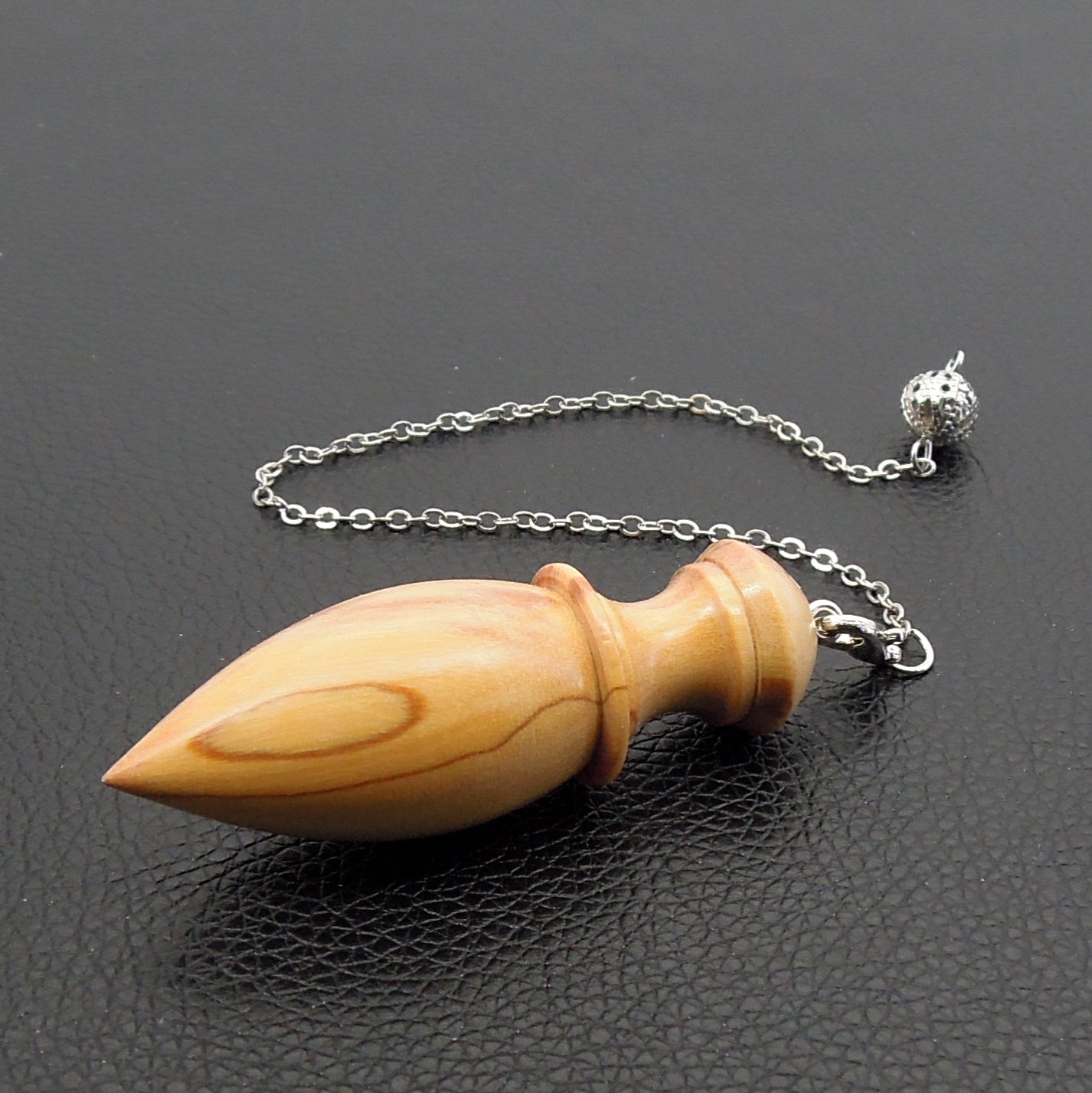 Pendule artisanal divinatoire en olivier avec chainette..