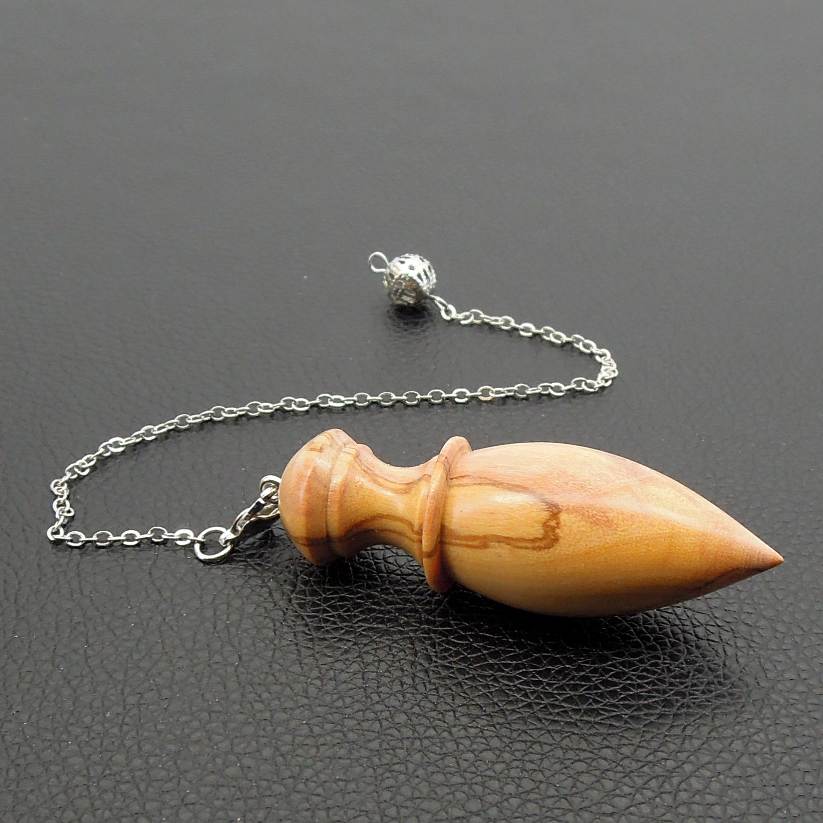 Pendule artisanal divinatoire en olivier avec chainette..