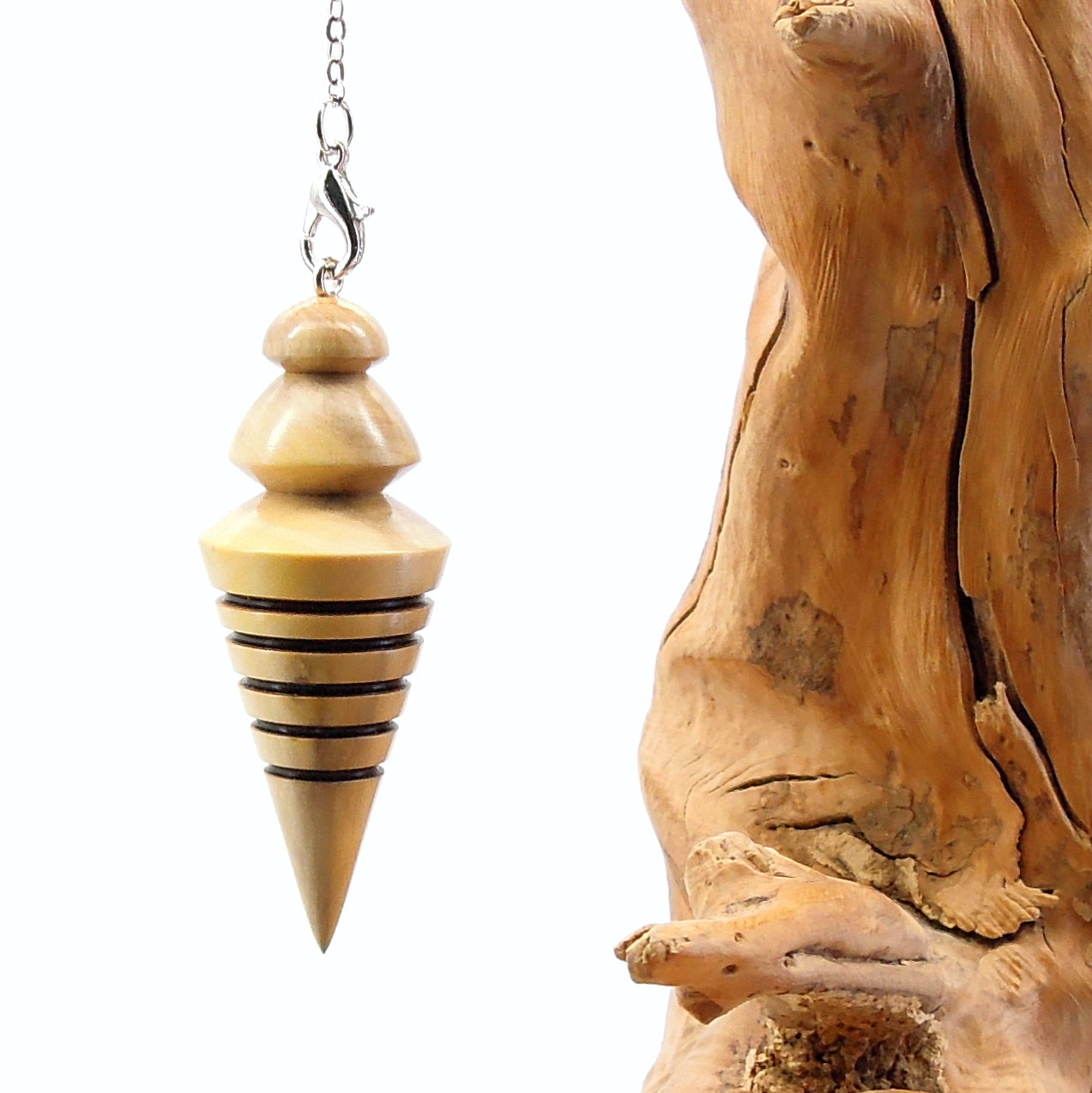 Pendule artisanal de radiesthésie en buis avec chainette.