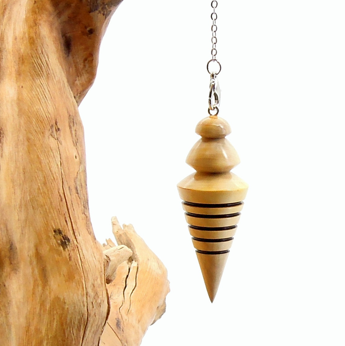 Pendule artisanal de radiesthésie en buis avec chainette.