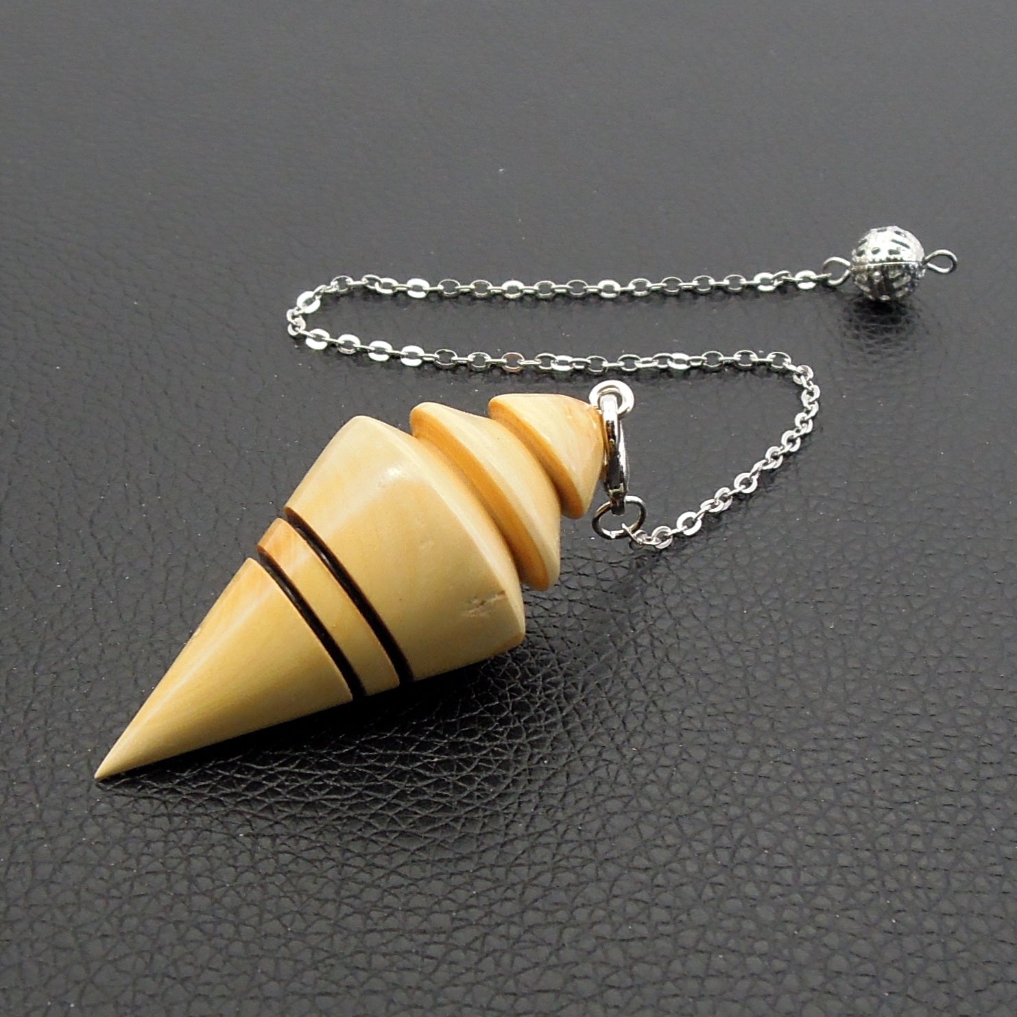 Pendule artisanal de radiesthésie en buis avec chainette.