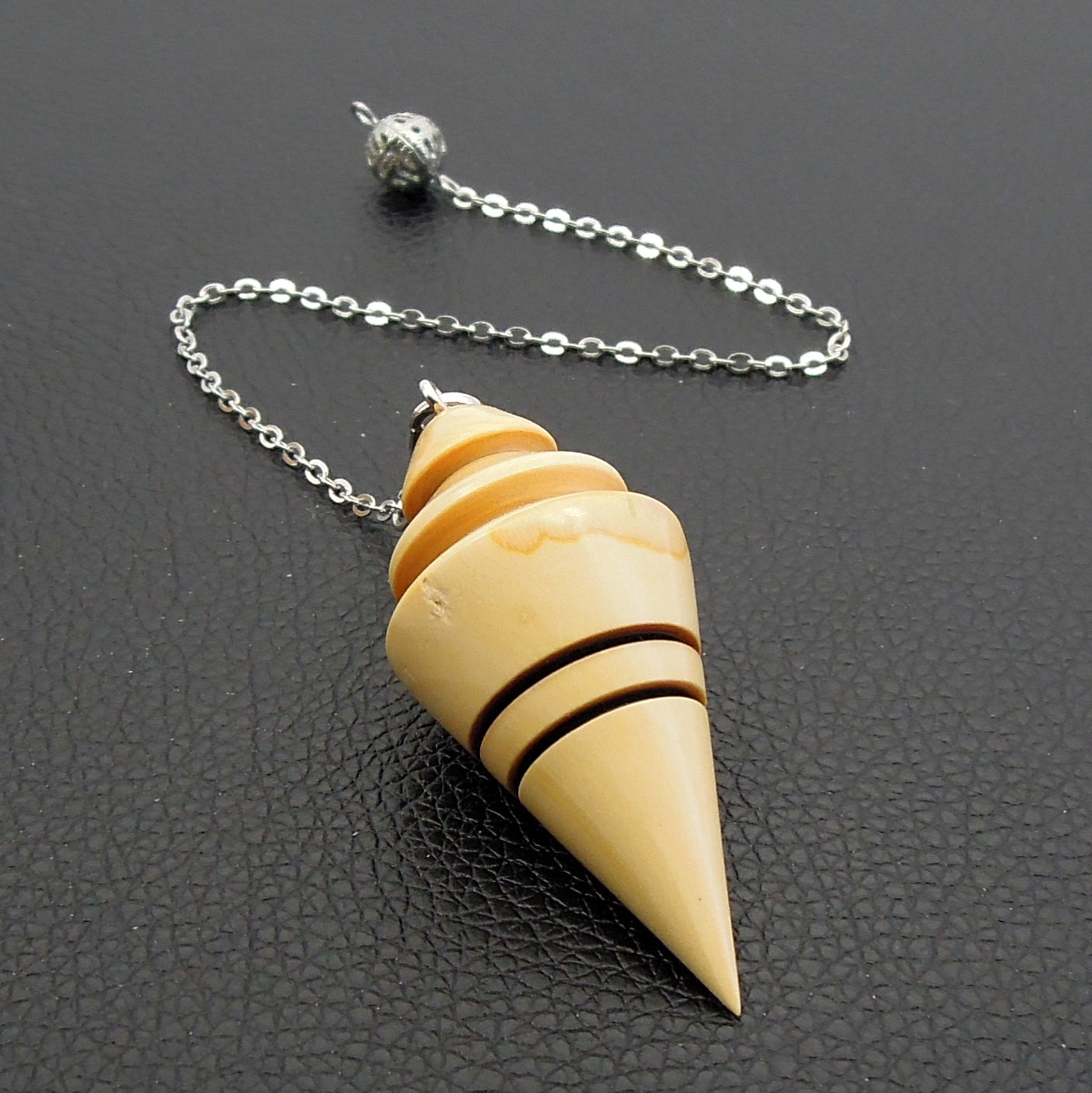 Pendule artisanal de radiesthésie en buis avec chainette.