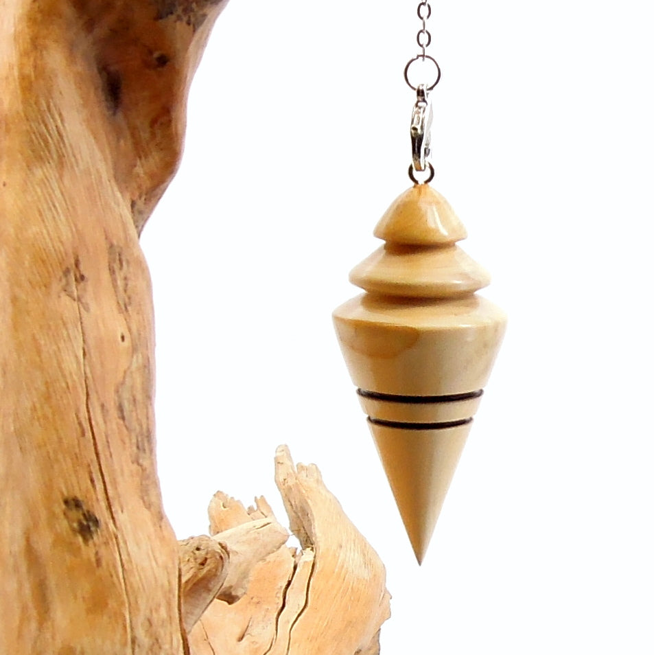 Pendule artisanal de radiesthésie en buis avec chainette.