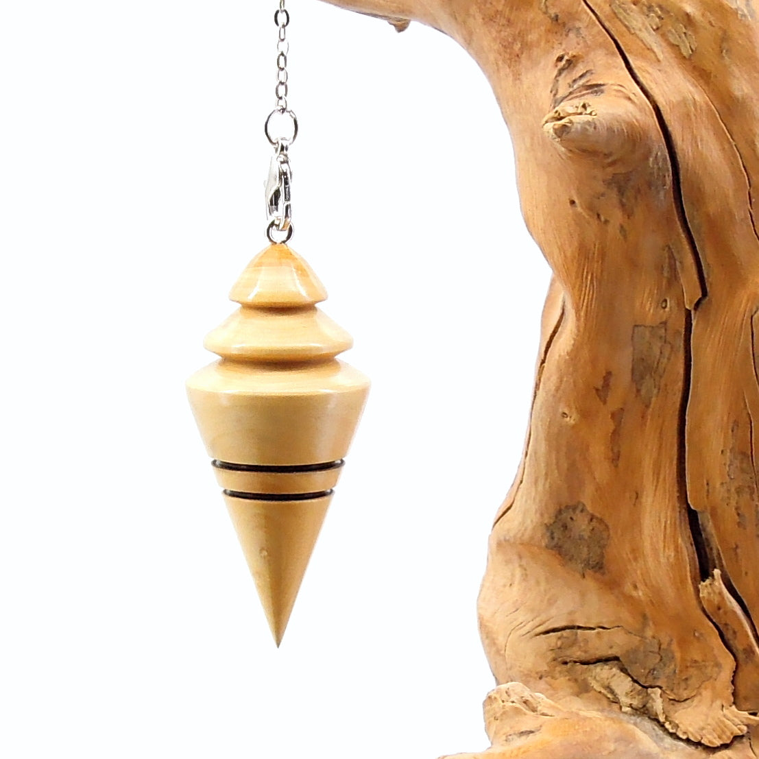 Pendule artisanal de radiesthésie en buis avec chainette.