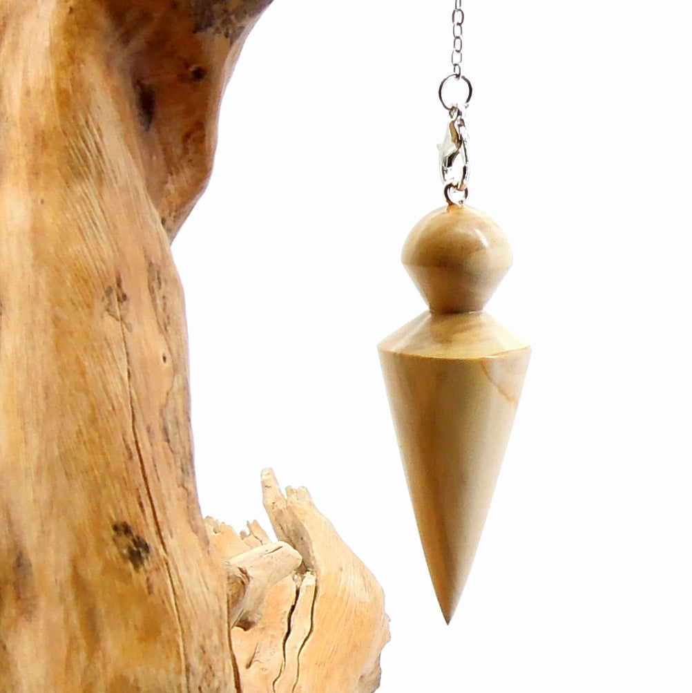 Pendule artisanal de radiesthésie en buis avec chainette.