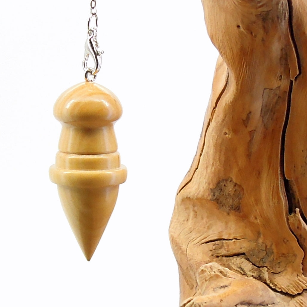 Pendule artisanal de radiesthésie en buis avec chainette.