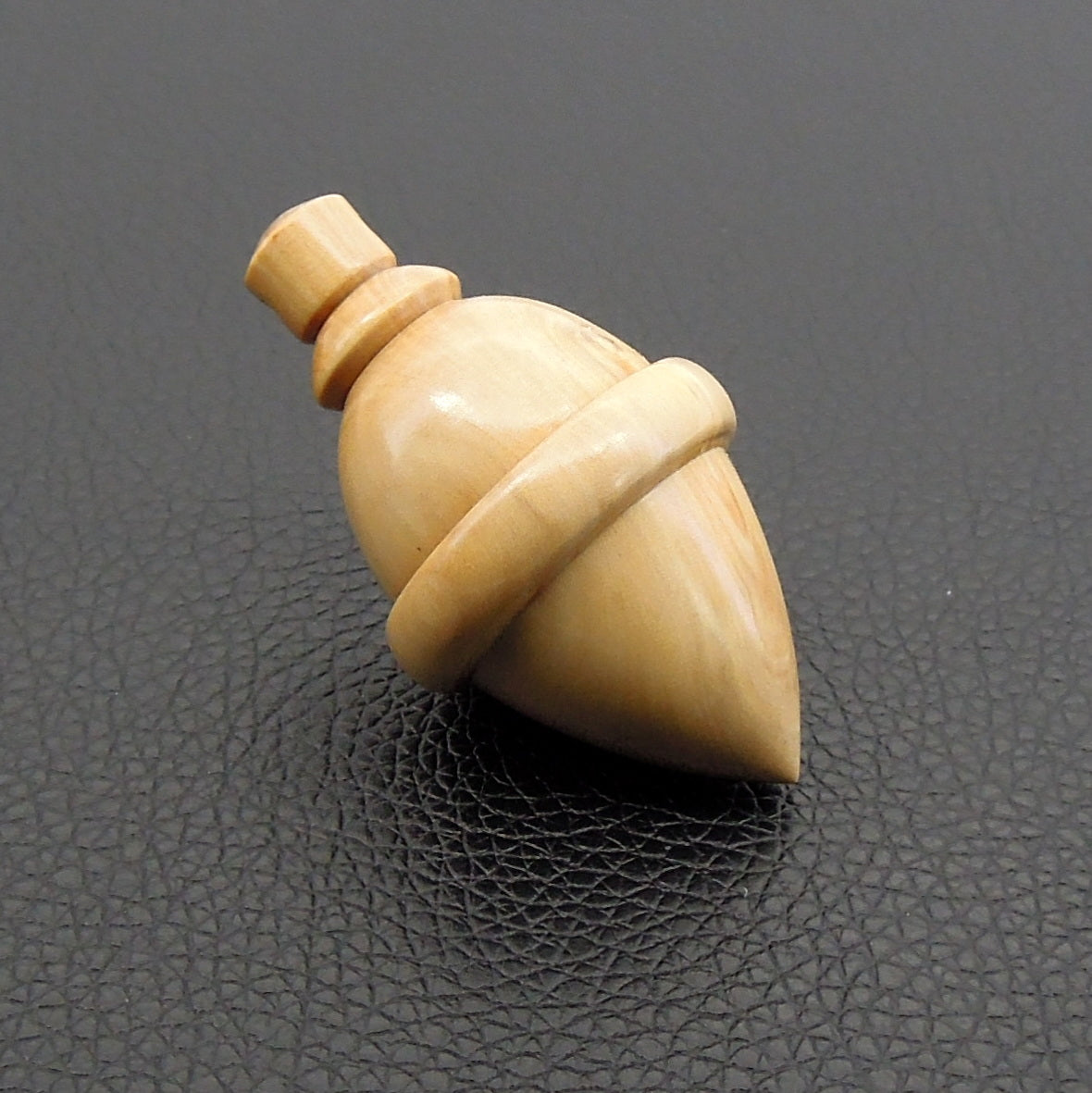 Pendule artisanal de radiesthésie en buis avec oeilleton.