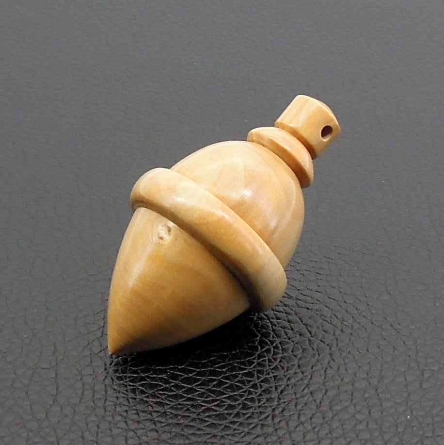 Pendule artisanal de radiesthésie en buis avec oeilleton.