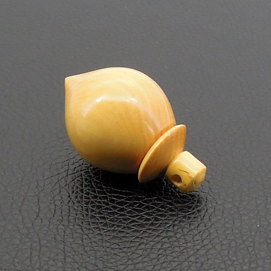 Pendule artisanal de radiesthésie en buis avec oeilleton.