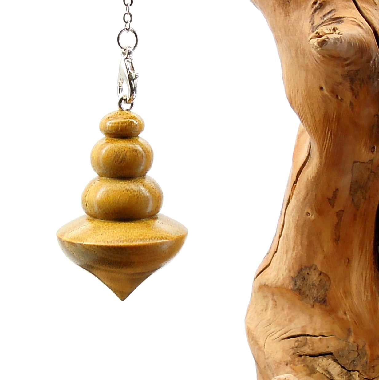 Pendule artisanal de radiesthésie en murier avec chainette.