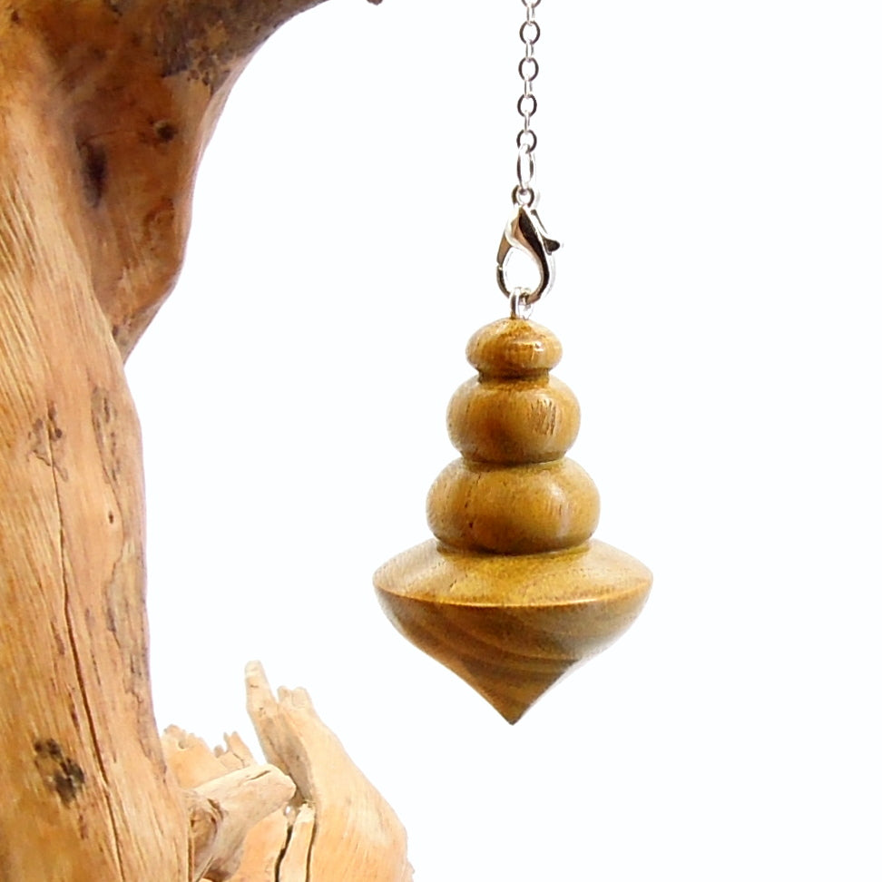 Pendule artisanal de radiesthésie en murier avec chainette.
