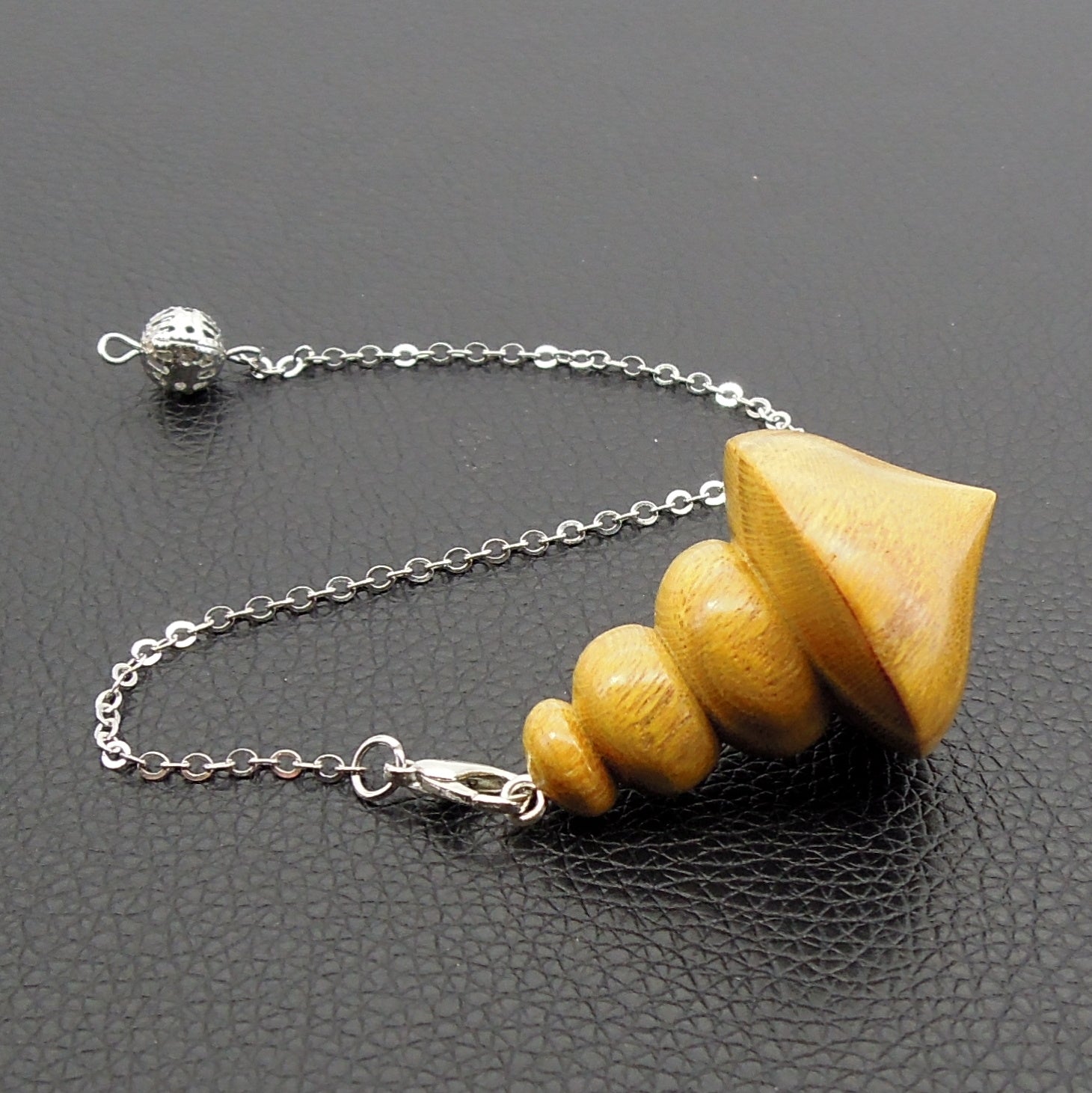 Pendule artisanal de radiesthésie en murier avec chainette.