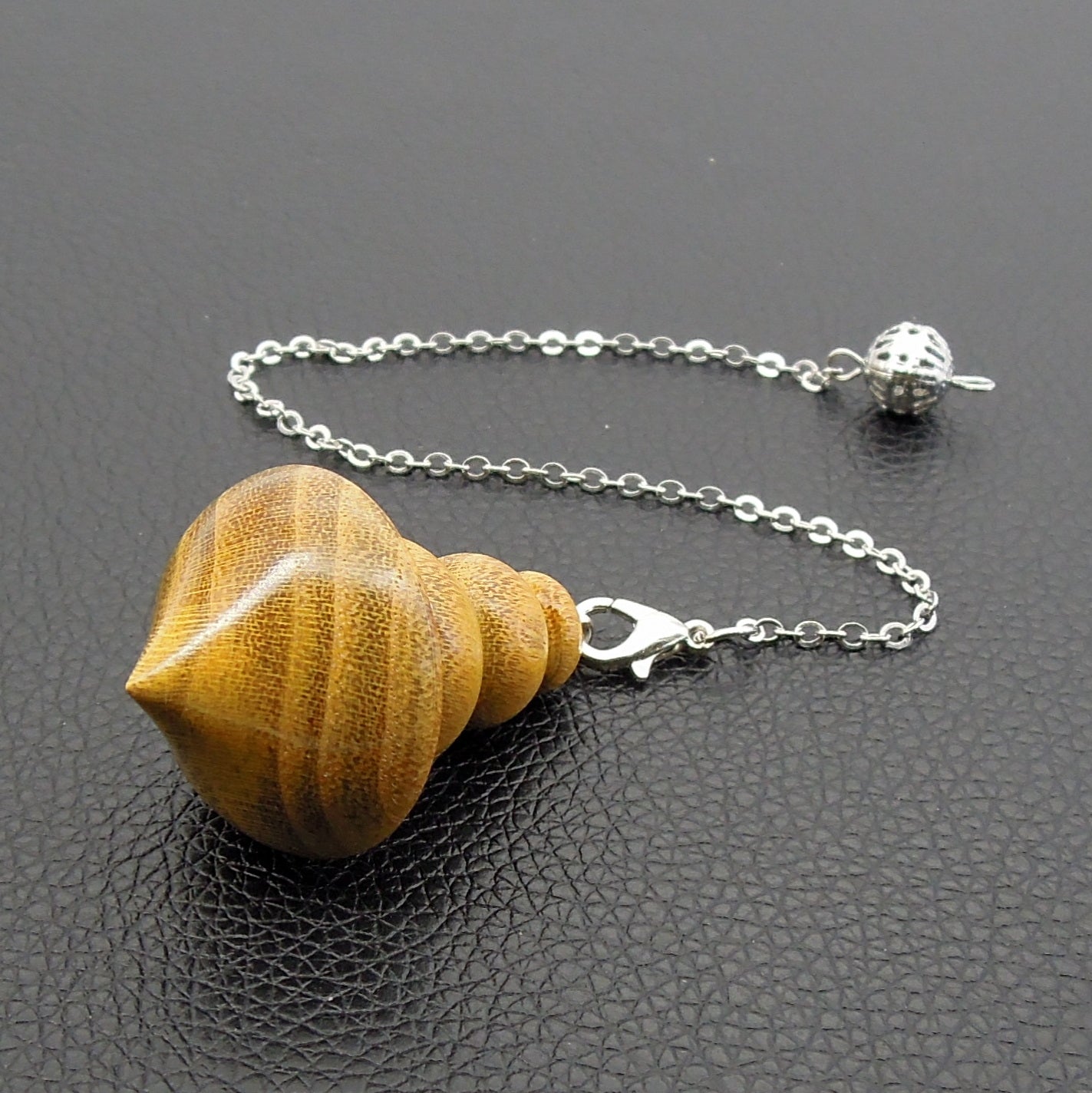 Pendule artisanal de radiesthésie en murier avec chainette.