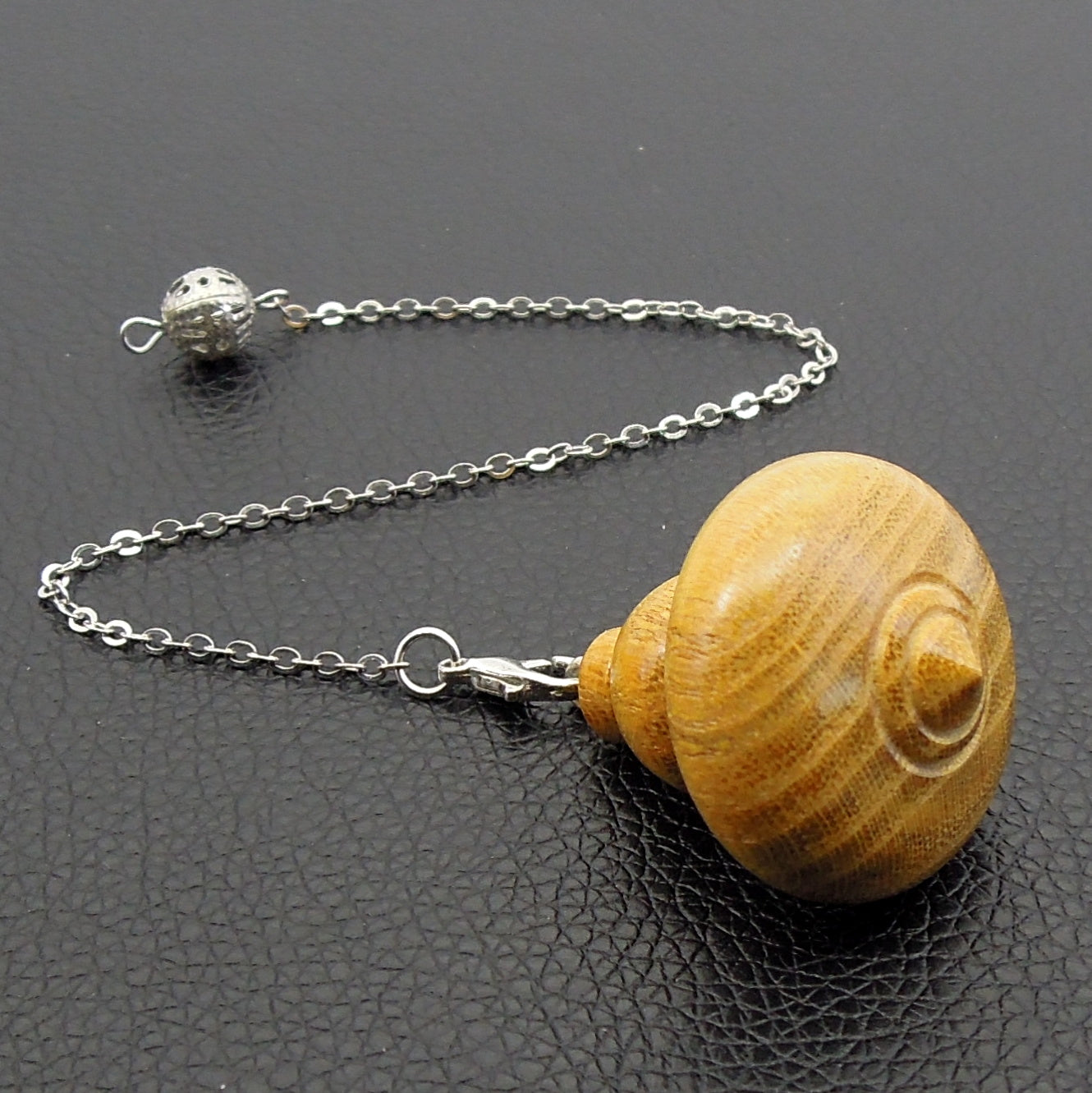 Pendule artisanal de radiesthésie en murier avec chainette.