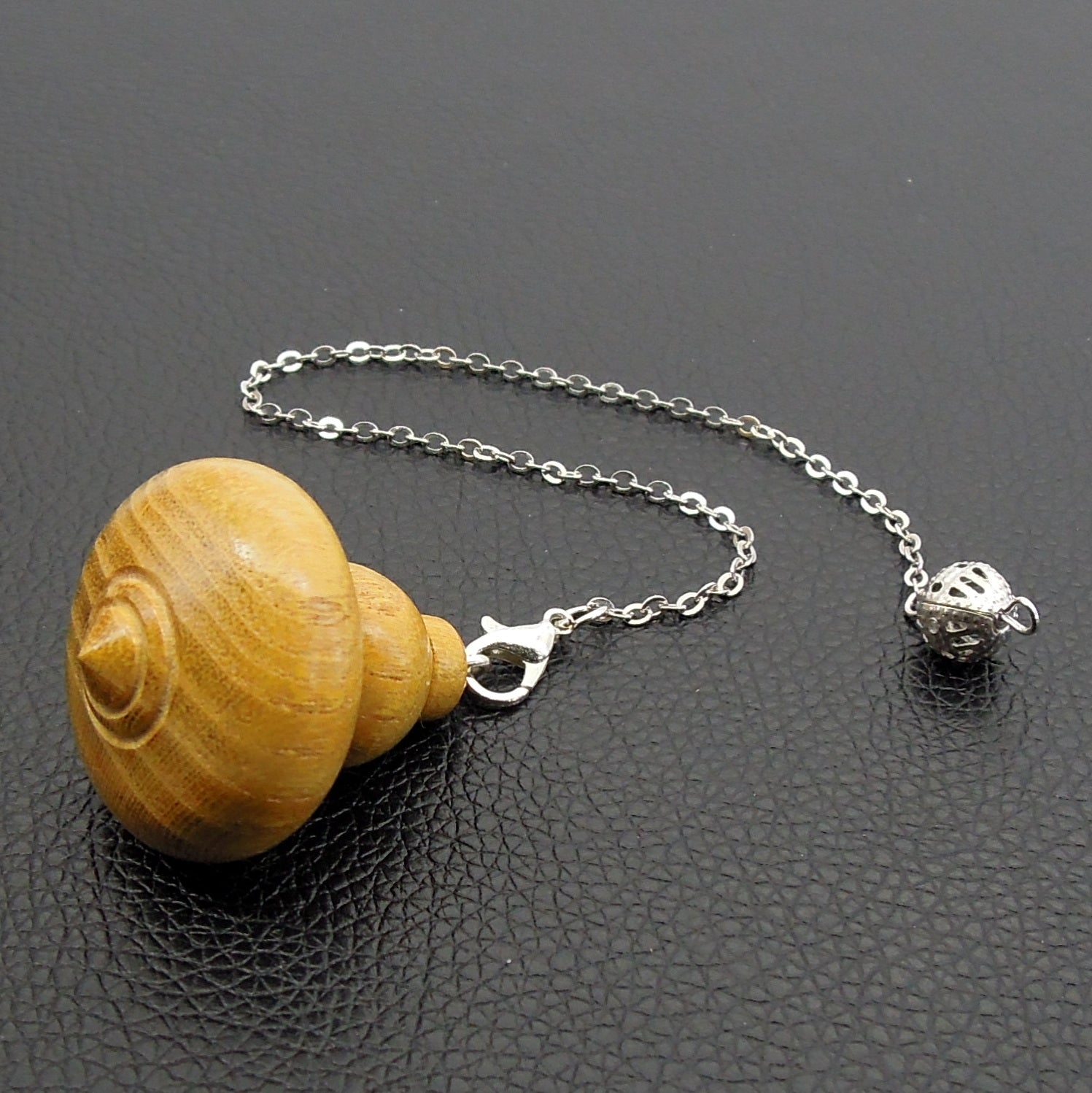 Pendule artisanal de radiesthésie en murier avec chainette.