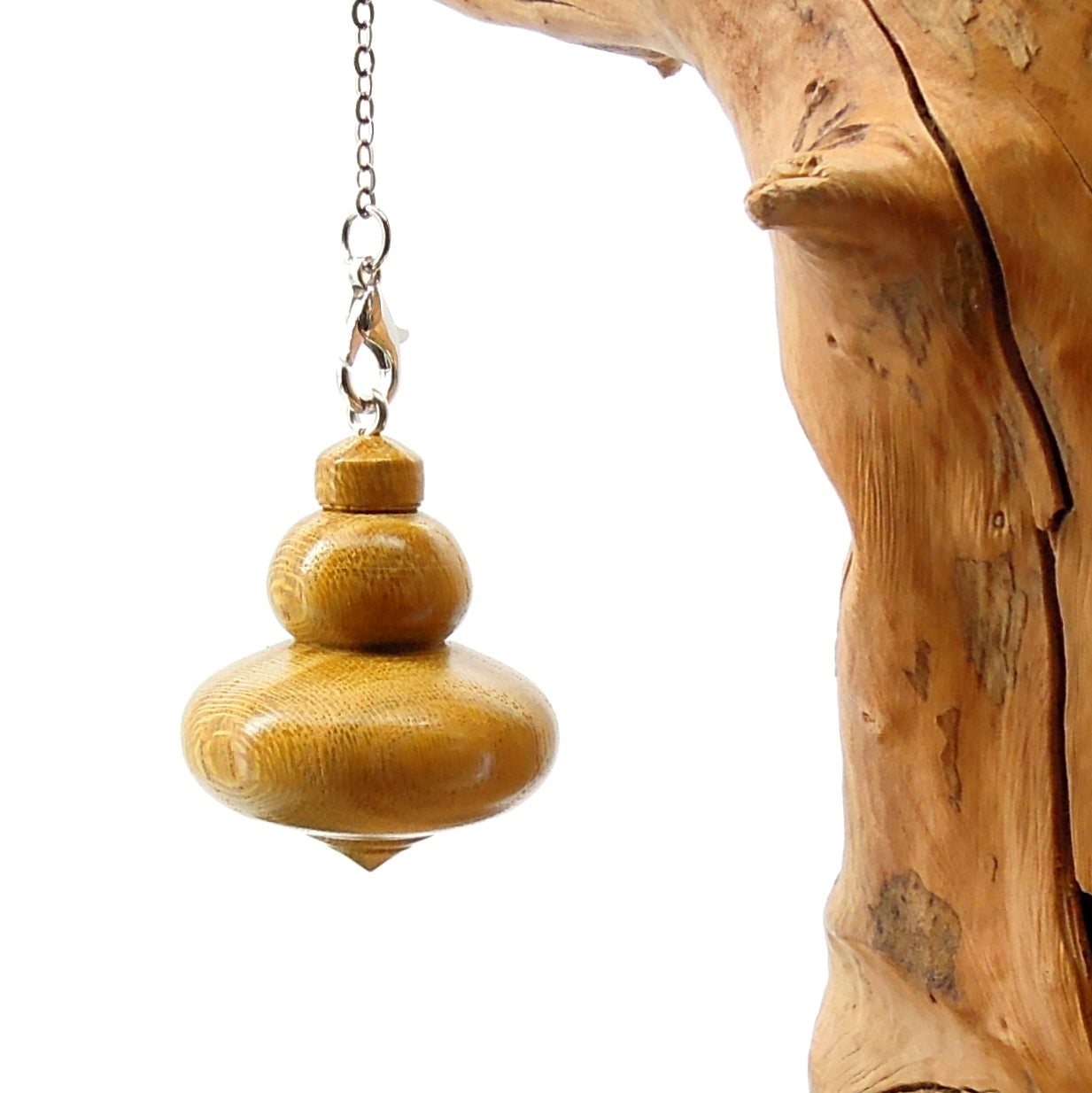 Pendule artisanal de radiesthésie en murier avec chainette.