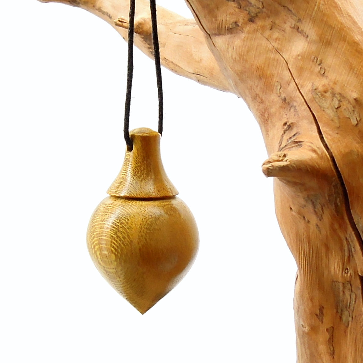 Pendule artisanal de radiesthésie en murier avec oeilleton.