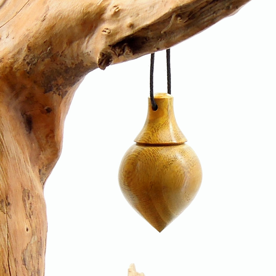 Pendule artisanal de radiesthésie en murier avec oeilleton.