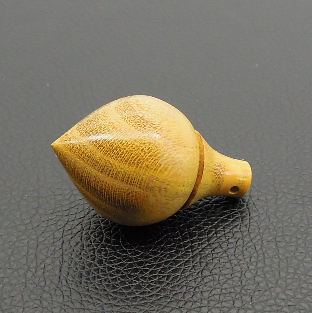 Pendule artisanal de radiesthésie en murier avec oeilleton.