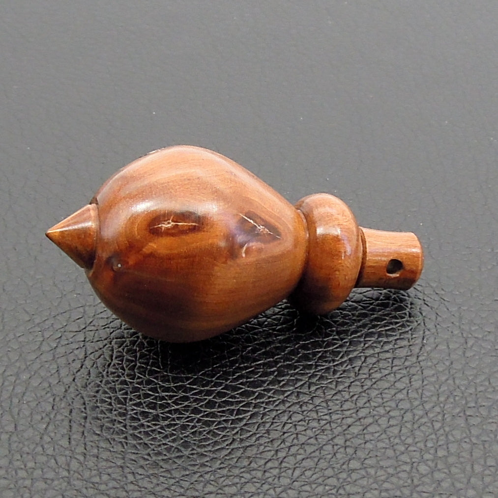 Pendule artisanal divinatoire en cornouiller avec oeilleton