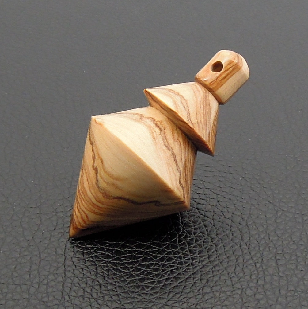 Pendule artisanal divinatoire en olivier avec oeilleton