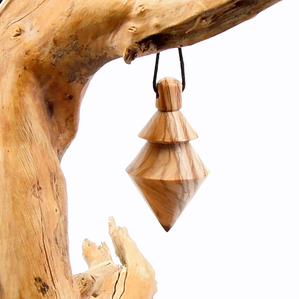 Pendule artisanal divinatoire en olivier avec oeilleton
