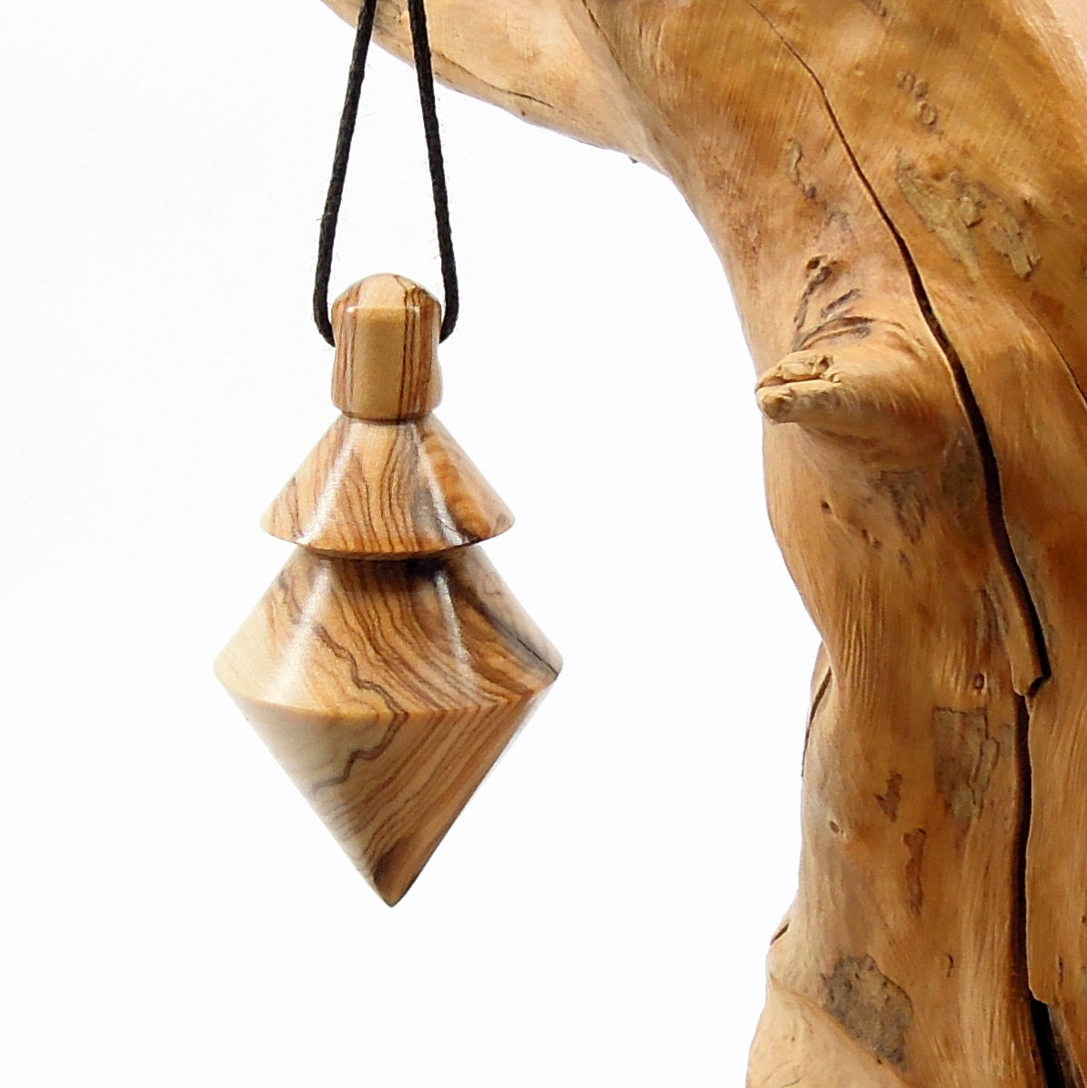 Pendule artisanal divinatoire en olivier avec oeilleton