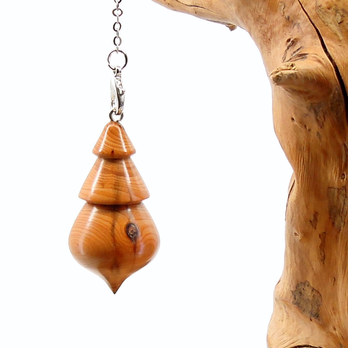 Pendule artisanal divinatoire en if avec chainette.