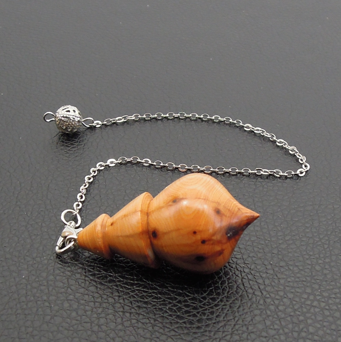 Pendule artisanal divinatoire en if avec chainette.