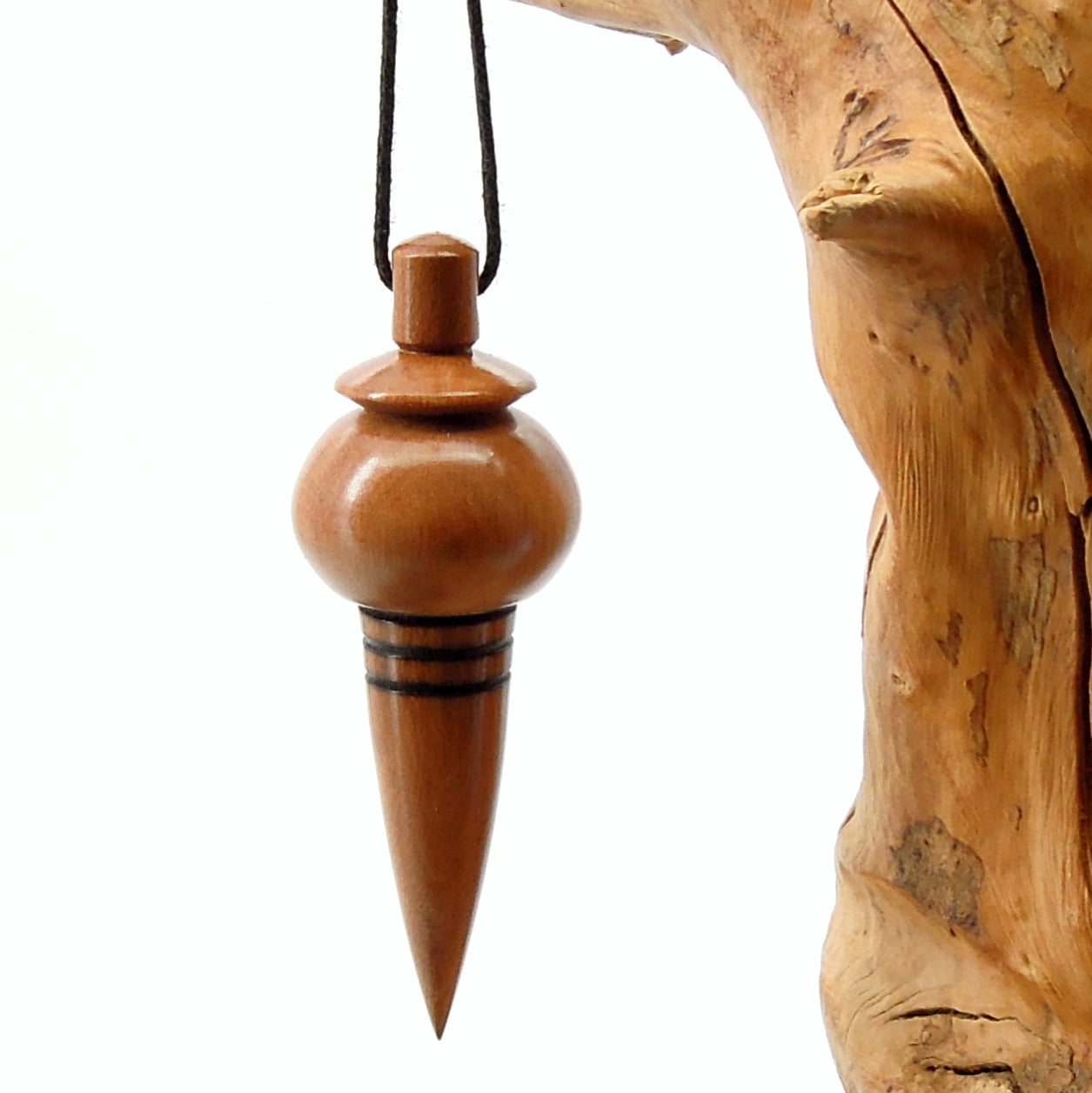 Pendule artisanal divinatoire en cornouiller avec oeilleton