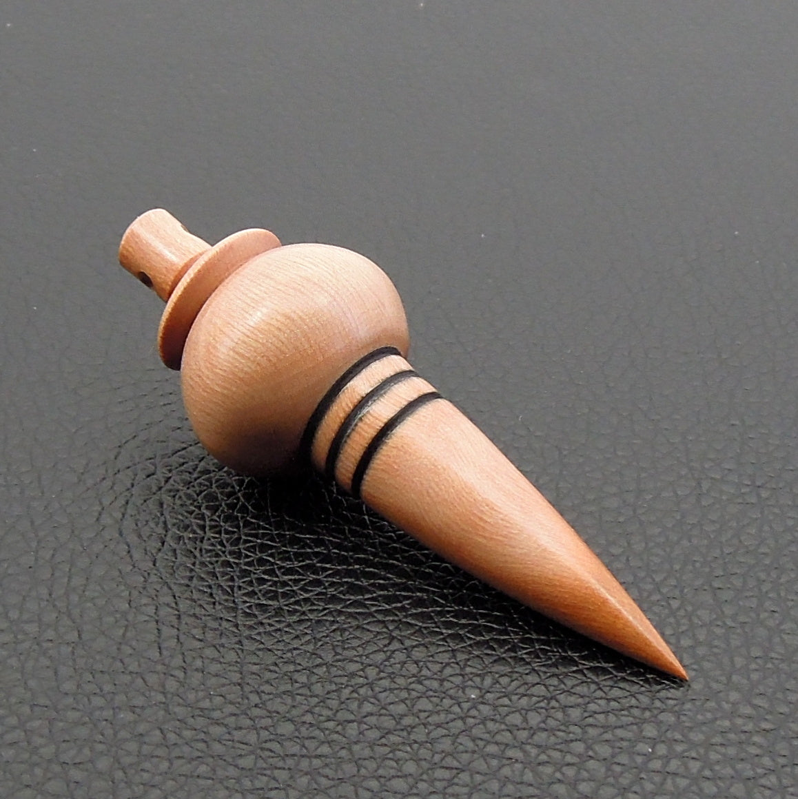 Pendule artisanal divinatoire en cornouiller avec oeilleton
